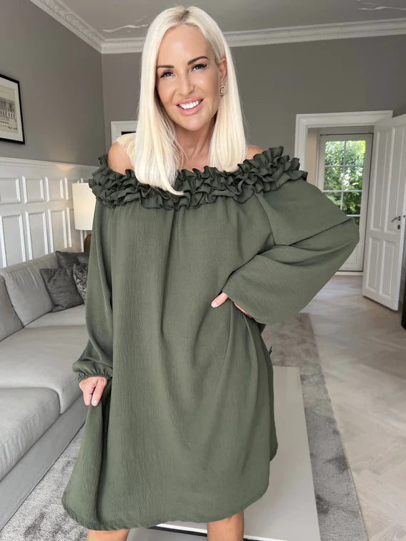 Chili Dress - Plus size kjole med lange ærmer og flæser